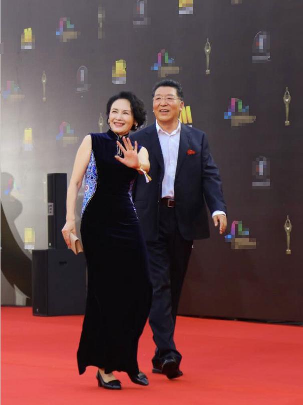 宋晓英携神秘丈夫亮相,两人结婚多年低调成迷,罕见秀恩爱超甜!