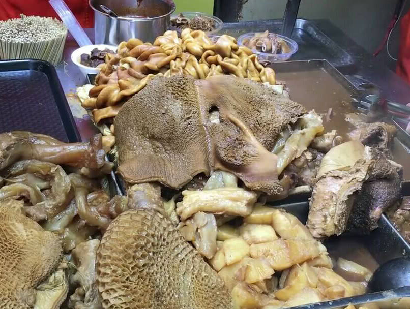 街边小摊特色美食,牛杂和猪大肠放在一起吃,老外估计都不吃!