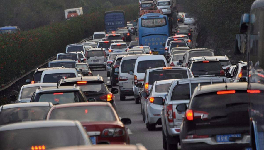 广东春运返程高峰挤爆了!私家车主吐槽:为何高速越修越堵?