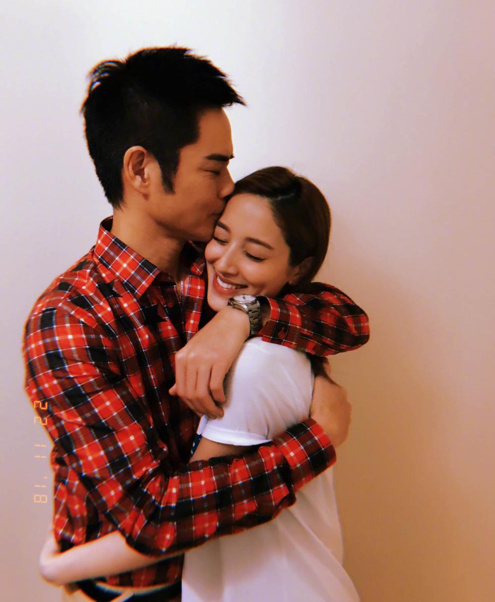 郑嘉颖晒照宣布造人成功,前女友佘诗曼参加活动表示单身很自由