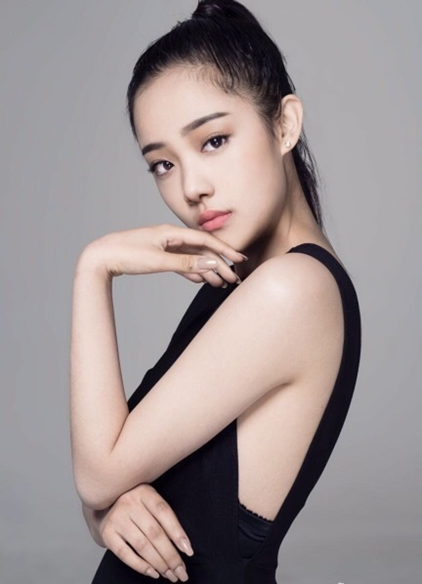 吴谨言(左)凭《延禧攻略》走红,而吴佳怡拍摄以雍正王朝为背景的