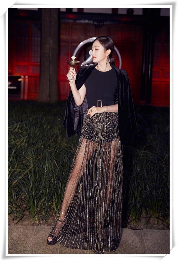 秦岚一袭斜肩礼服惊艳了整个韩国,网友:满屏都是女人味