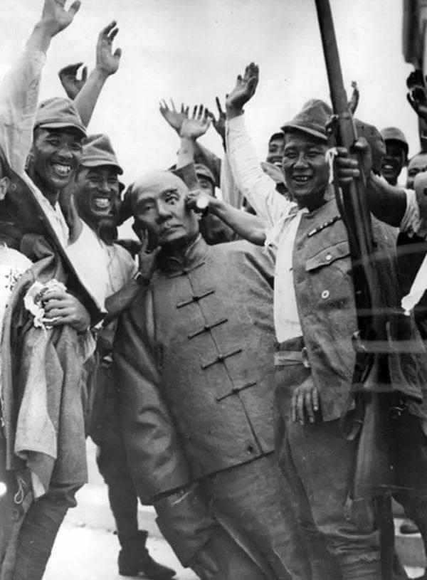 日本鬼子老照片:1937年,日本鬼子破门而入,典型的鬼子进村.