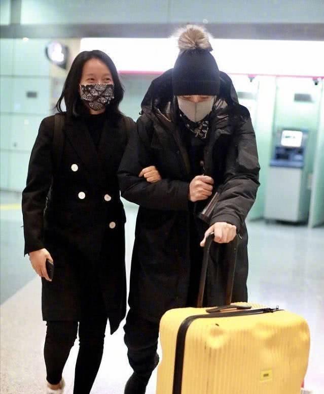 周一围朱丹挽手亮相机场秀恩爱力破两人不和传闻