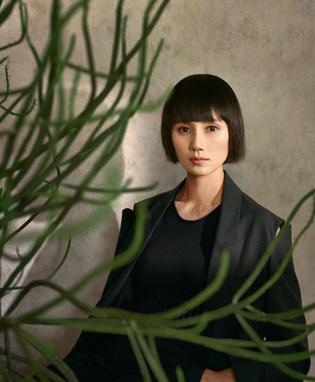 袁泉不过换了款"小蘑菇"发型,美得高级显气质,41嫩回18岁