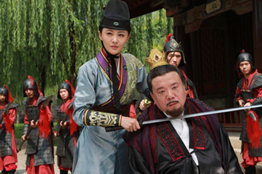 担心展昭的"御猫"封号会得罪江南五鼠,丁月华女扮男装化名岳华前往