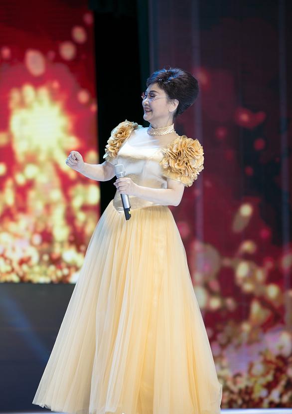 歌手李谷一登台表演,身着长裙仙气十足,74岁的她依然光彩照人!