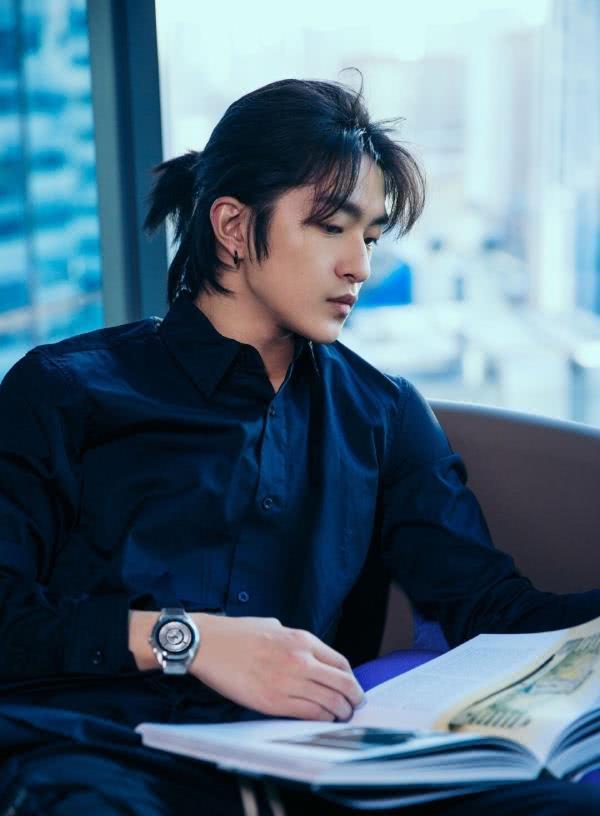 屈楚萧小号曝光,痞帅有态度的硬核小哥