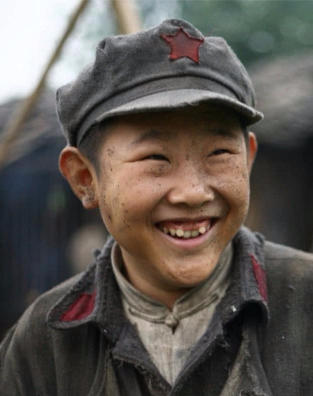 他18岁开始演戏,今34岁还在演小孩,与妻合照看着像母子!