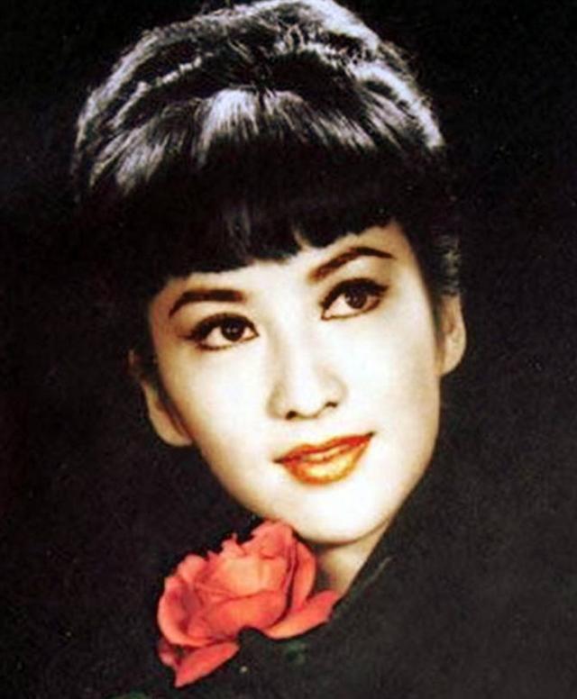 出生名门家世显赫,她出道爆红,父亲却终生不肯看她的戏