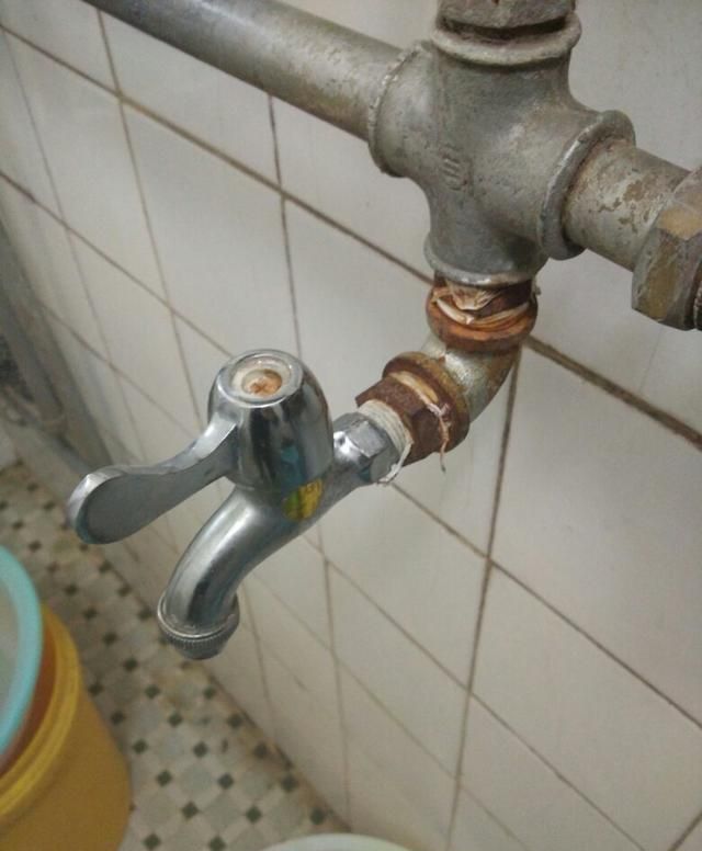 以为水龙头慢慢滴水,水表就不转?想多了!转得更快,水费更多