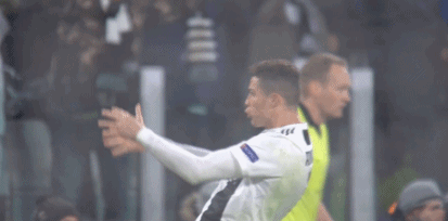 c罗回敬西蒙尼被罚 郜林和格里兹曼也曾因不雅庆祝动作被罚