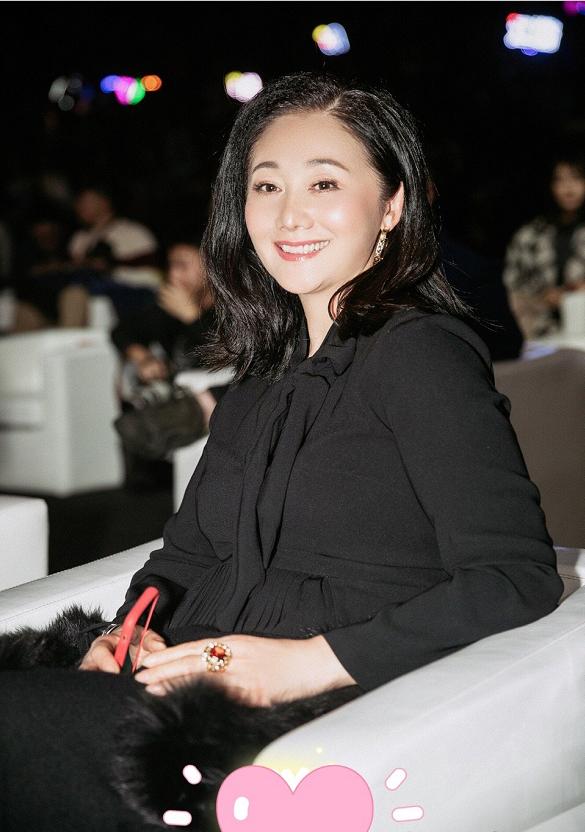 令妃扮演者赵丽娟回归53岁仍风姿绰约与皇阿玛同框引回忆