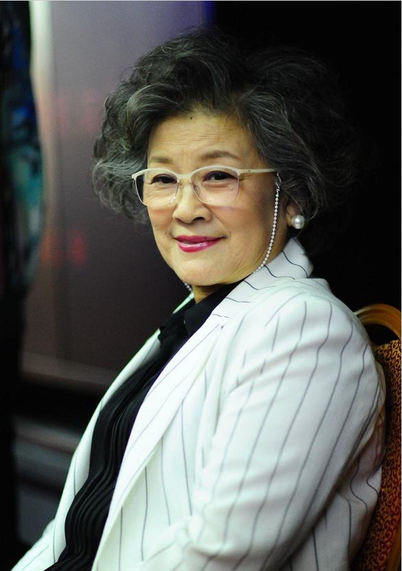 67岁老戏骨宋春丽近照,满头白发仍精神爽朗,笑容和蔼可亲显优雅