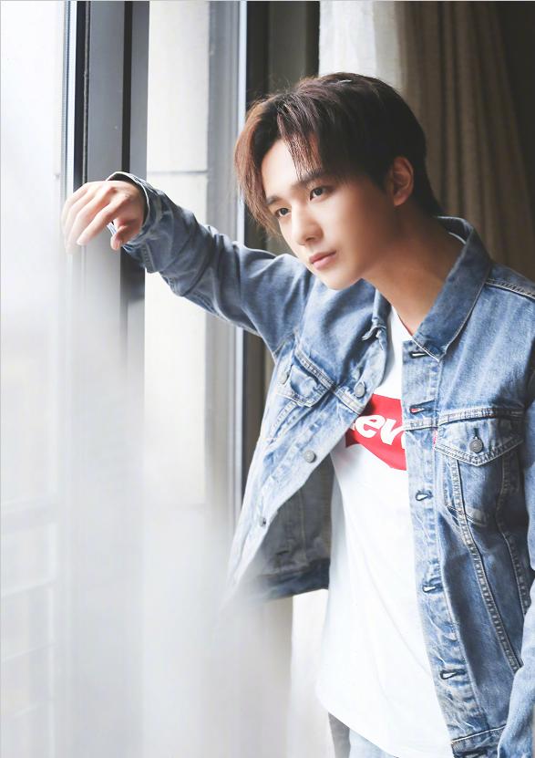 变形计男主李宏毅近照古装扮相比女人还美20岁的他太俊俏