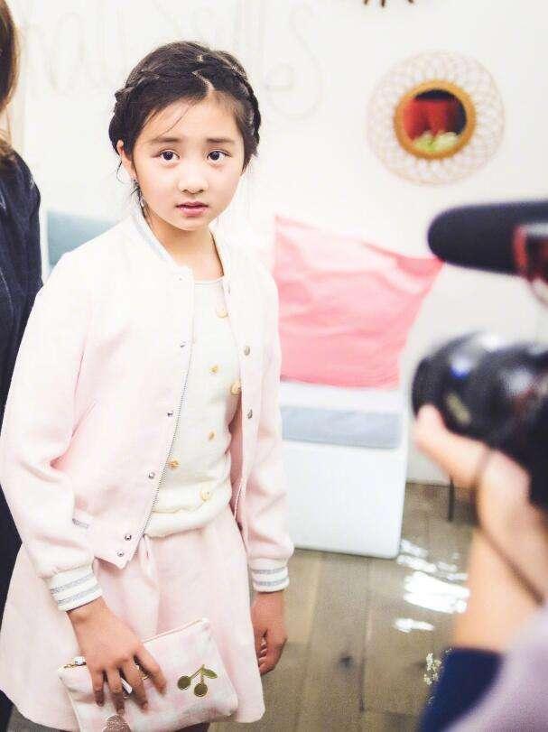 黄多多近照酷似妻子孙莉,被质疑12岁就有22岁的成熟