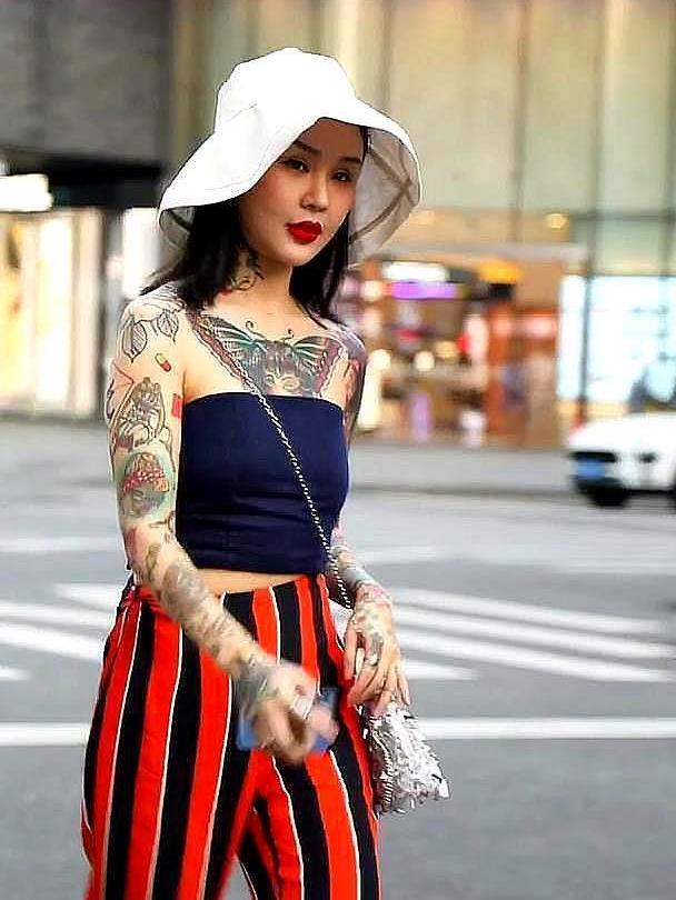 抖音"纹身大佬"走红,转过身后,网友:我娶了,她不打人吧?