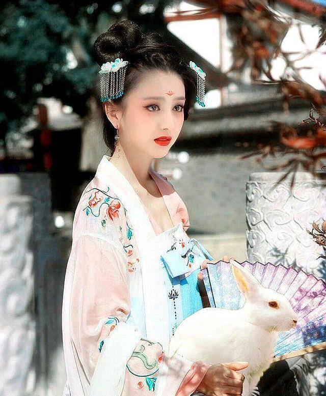 飞天皮肤下,在那个舞台上,哈尼克孜的截图,瞬间成为"仙女"!
