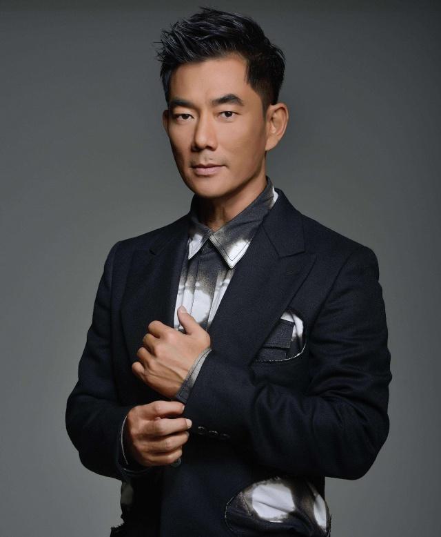 任贤齐也算是老牌艺人之一了,他如今已经五十多岁了,却依旧活跃在大