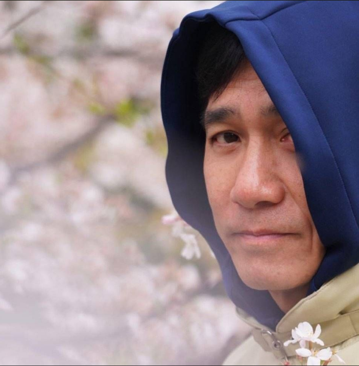 刘嘉玲晒梁朝伟樱花帅照,娇羞的美男子很帅气,网友:恩爱无比