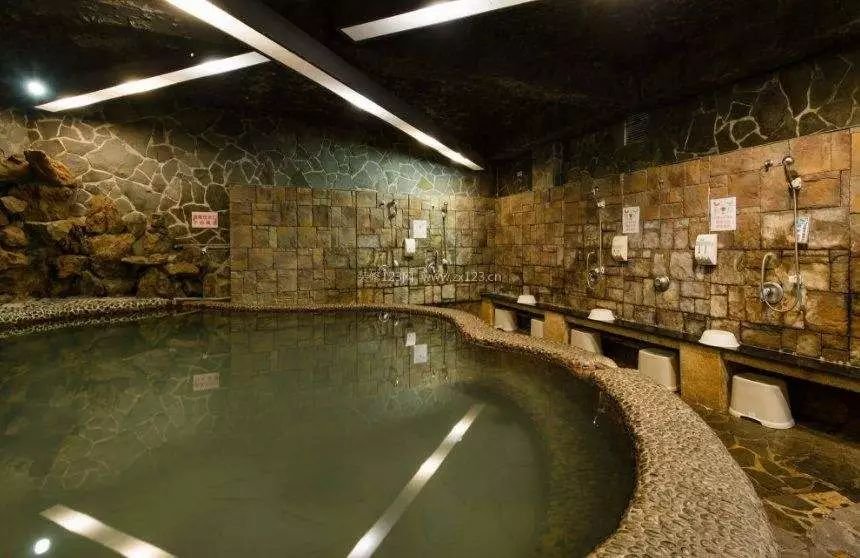 母亲带男孩进女浴池遭拒,是管理方用龌龊的想法剥夺孩子的权力吗