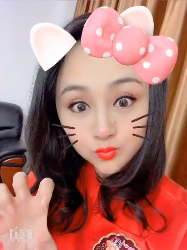 44岁女主持曹颖近照!嘟嘴卖萌太会"装嫩",发际线过高美中不足