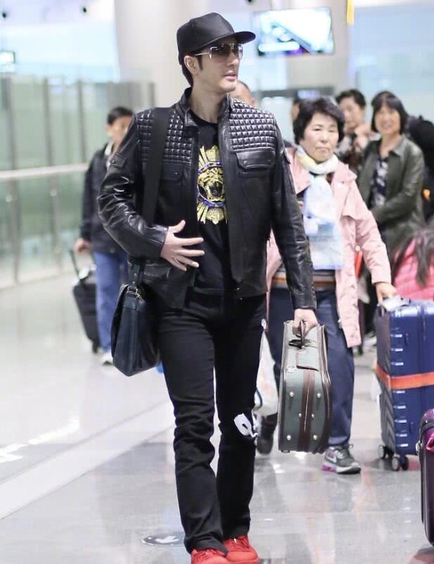 王力宏凹新造型!黑色皮衣配红鞋活力十足,网友:这是汪峰的皮衣