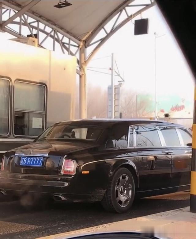 偶遇劳斯莱斯幻影大元首7米车长挂蓝牌全国就1辆太霸气