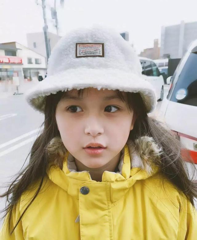 10岁刘楚恬随意一拍照就是大片她长得像赵丽颖年少成名很低调