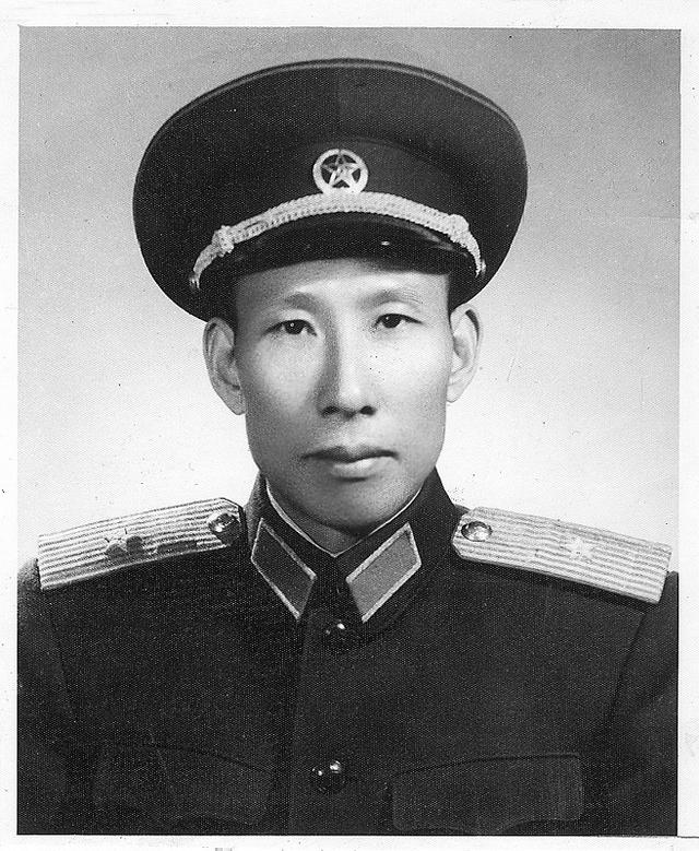 他下令活埋了15名拒降的鬼子,建国后任北京卫戍区司令活了10