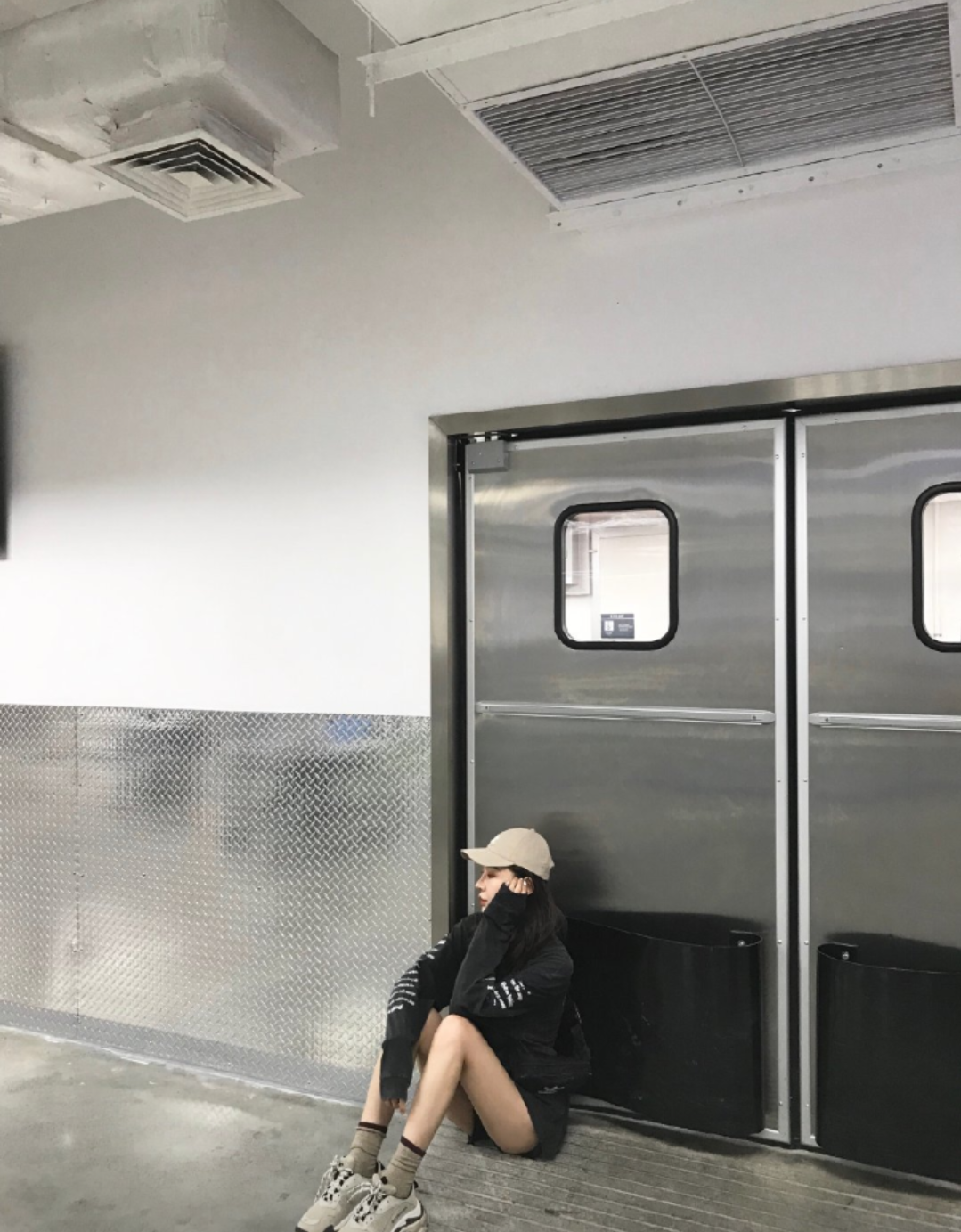 来自地下车库女孩温婉的腿网友这腿简直就是漫画腿给100分