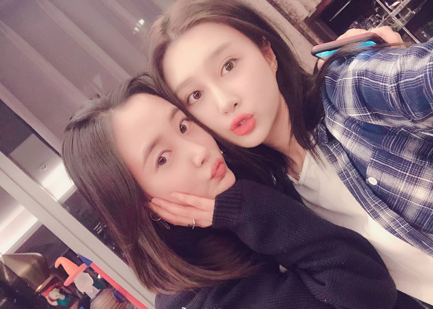 李纯和周迅因如懿传结缘成好姐妹重聚合影被李纯小细节暖到