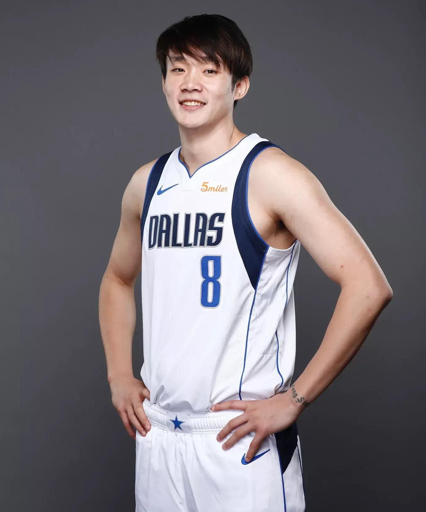 这是致敬传奇nba达拉斯独行侠球员丁彦雨航球衣选择8号