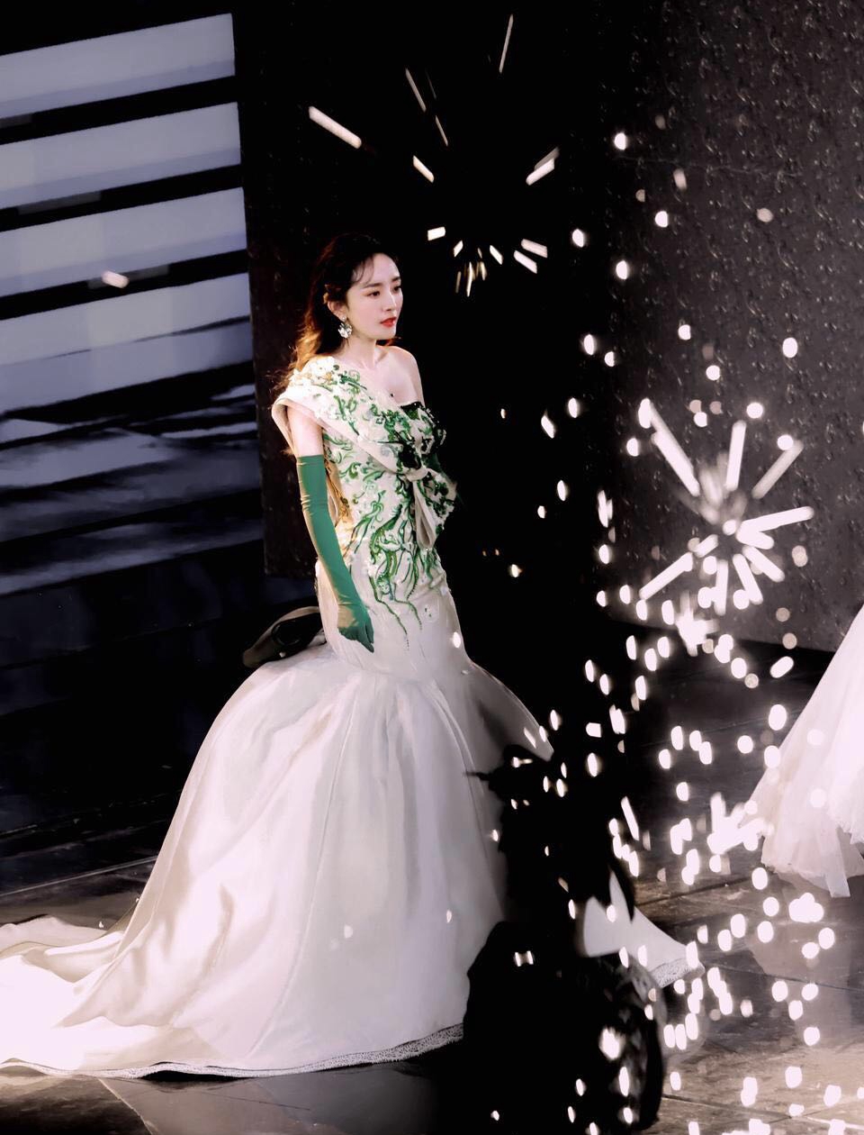 杨幂春晚造型太美了,穿手工缝制的鱼尾礼服,美得惊艳又高级!