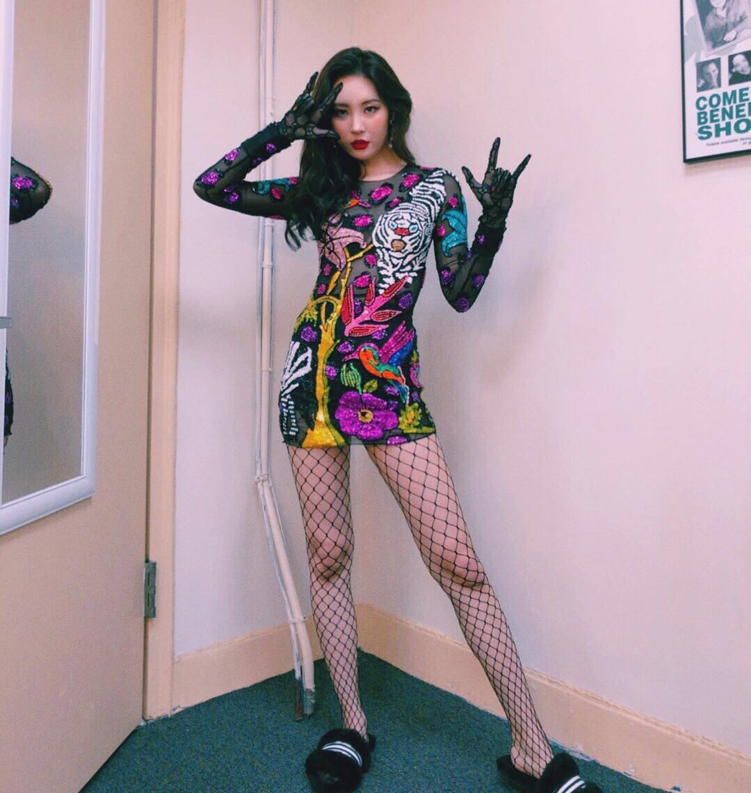 "第一腿精"李宣美穿吊带裙玩黑丝诱惑,网友:人生目标李宣美!