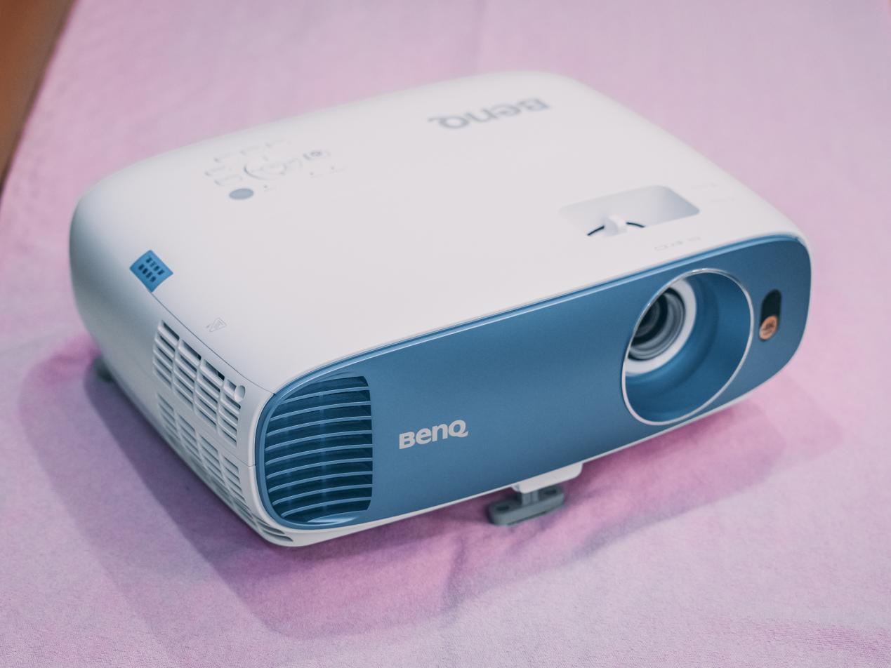 把imax影院"安"在家里客厅,明基tk800m家用4k投影机