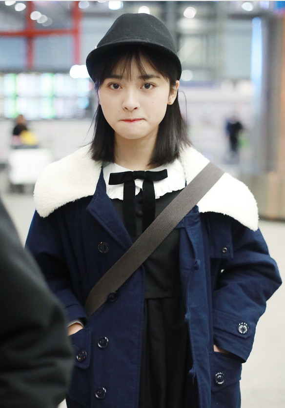 沈月身穿深蓝色翻领外套现身机场 领口蝴蝶结显甜美可爱气质