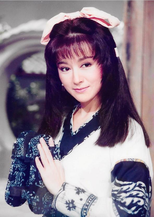 69岁老戏骨潘迎紫晒自拍,身穿粉色卫衣太减龄,俏皮可爱如少女!