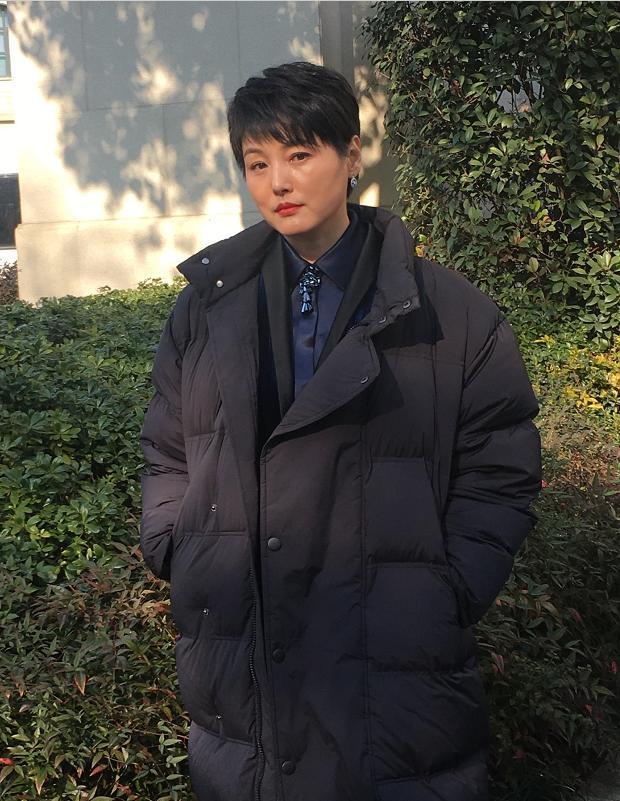 张延庆结婚十五周年,晒全家亲昵合影暖化众人,转眼女儿这么大了