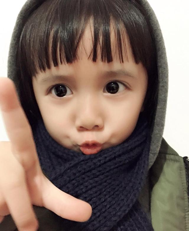 "大眼萌娃"走红,看到她微笑的瞬间,网友:我等你长大!