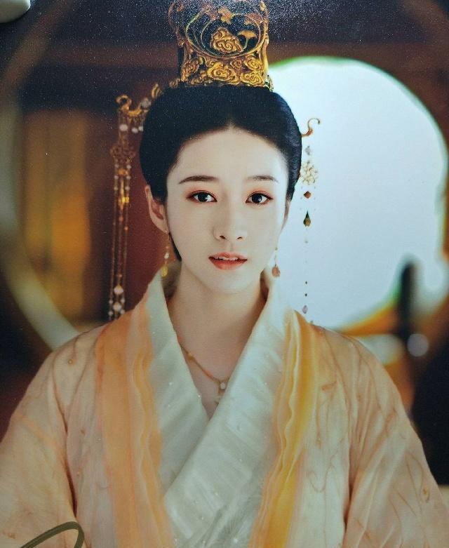 白发王妃女二亮相跟罗云熙一样帅不愧是开古董豪车兜风的姑娘