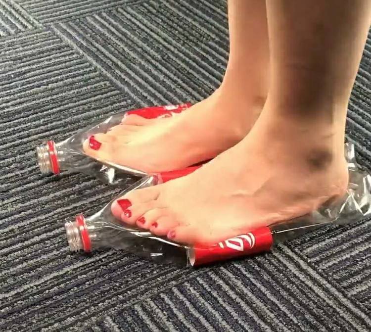 喝空的可乐瓶不要扔三个步骤就能做成拖鞋网友看完笑了