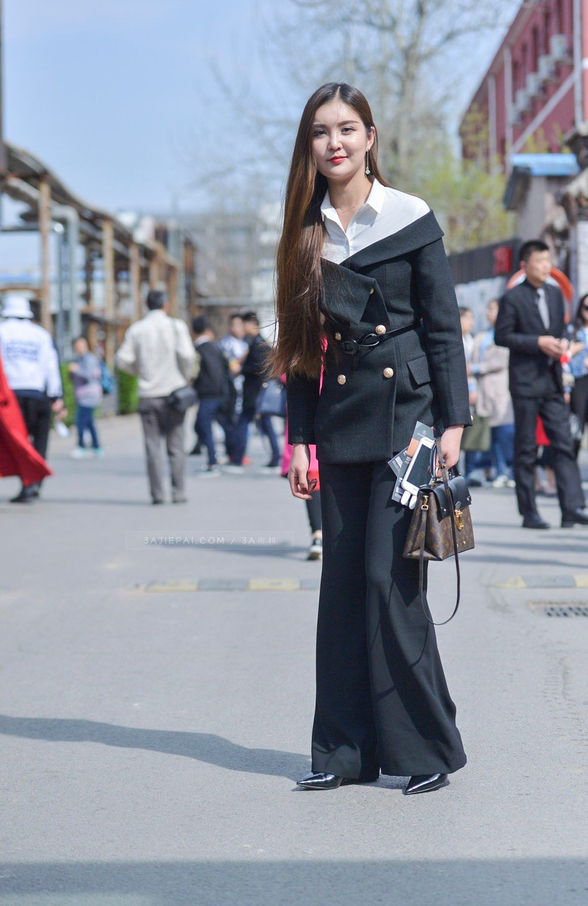 街拍:时尚靓丽的美女,有身材才敢这么秀,露背清凉又性感!