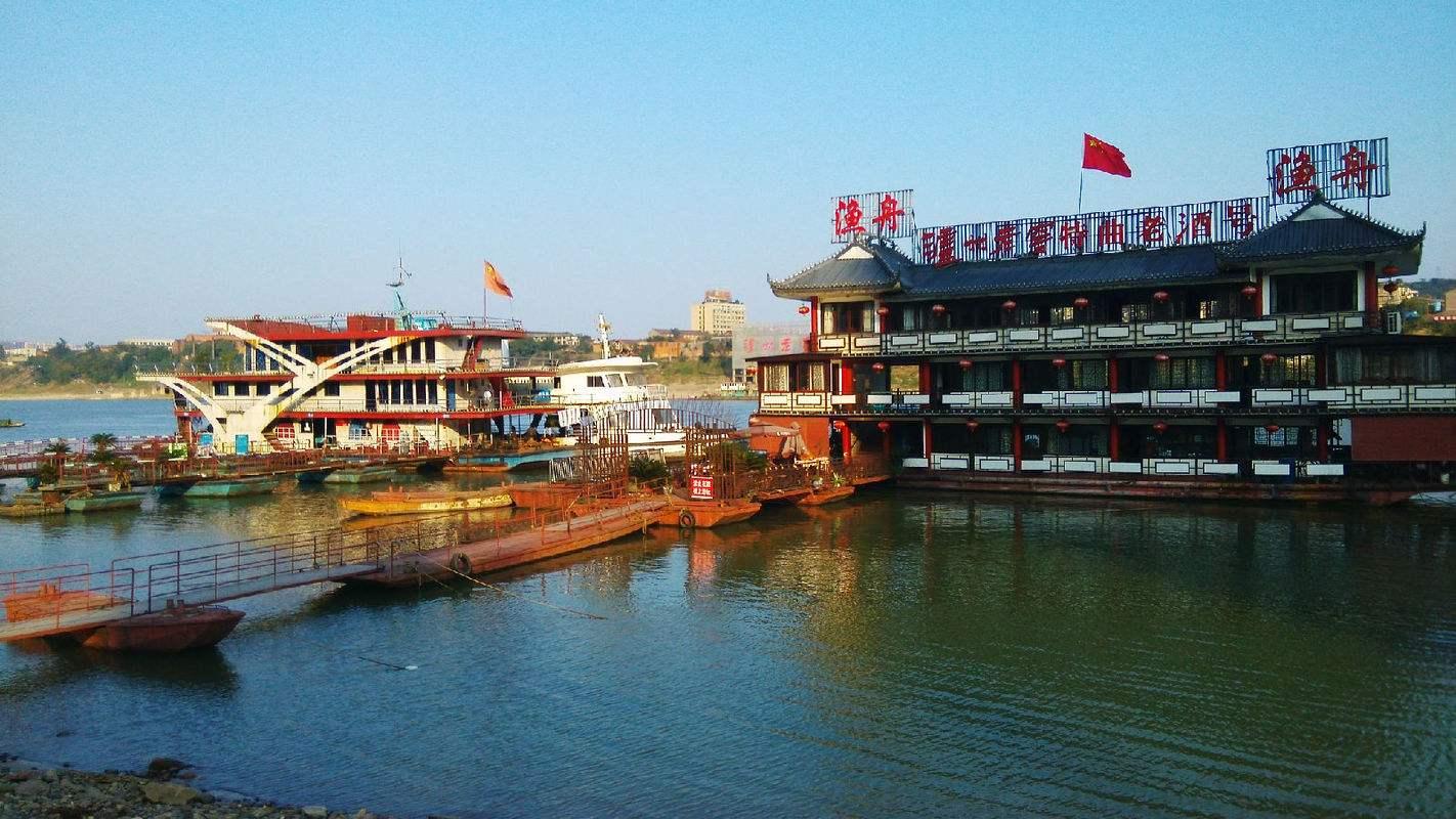 城市位置好尴尬, 拥有四川第一大港口, 却没有一条铁路!