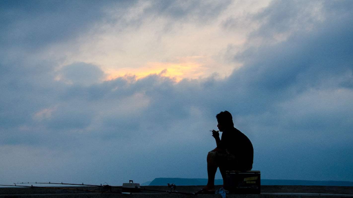 纳兰性德的诗词意境向来都是如此,多数都在抒发愁苦,尤其写离愁别恨和