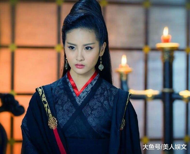 戏就是和胡歌,江疏影搭档,饰演《旋风十一人》中的拉拉队队长"何心言"