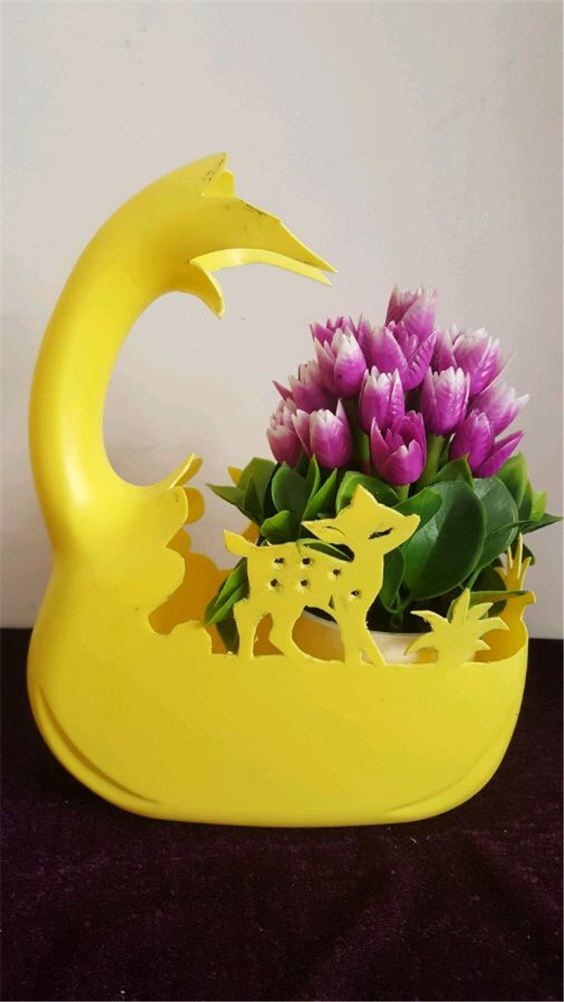 看看上图或者下图,这些都是这位小主子自己动手"雕"出来的花盆,原材料