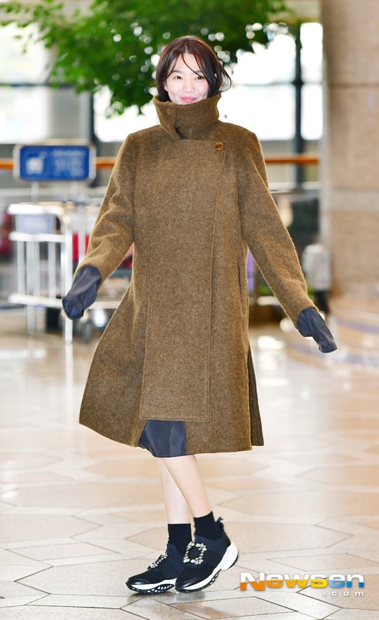 申敏儿素颜亮相机场皮肤好到爆 笑容超治愈美腿吸睛