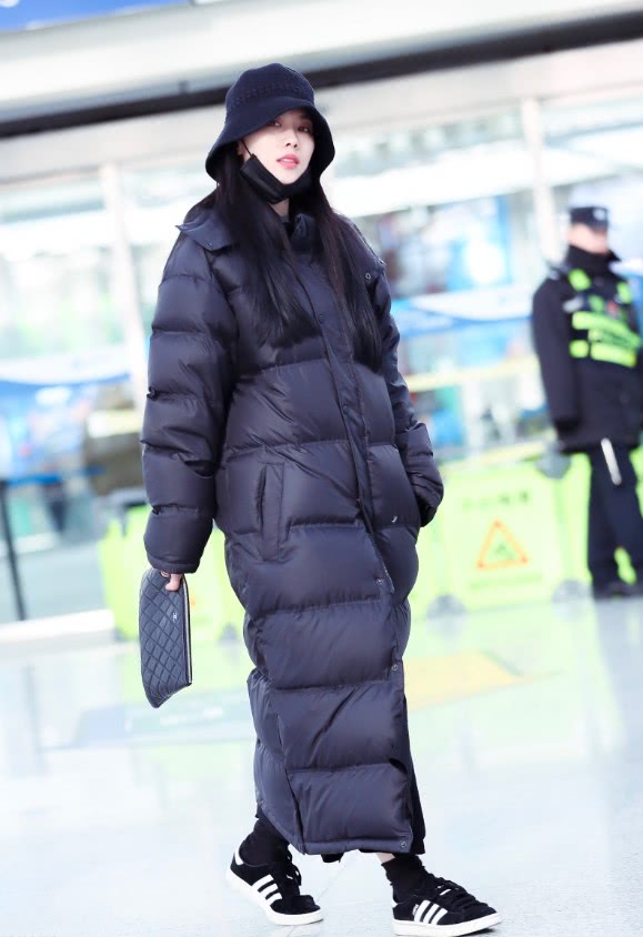 王霏霏身穿蓝色羽绒服现身机场,搭配黑色渔夫帽,造型简单时尚!