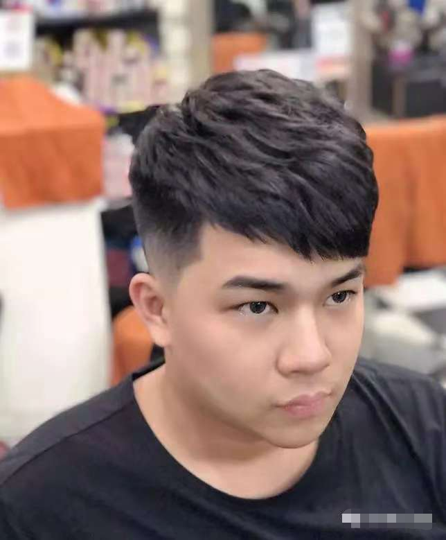 额头高发际线不规则,刘海可留长一些,效果相当不错.